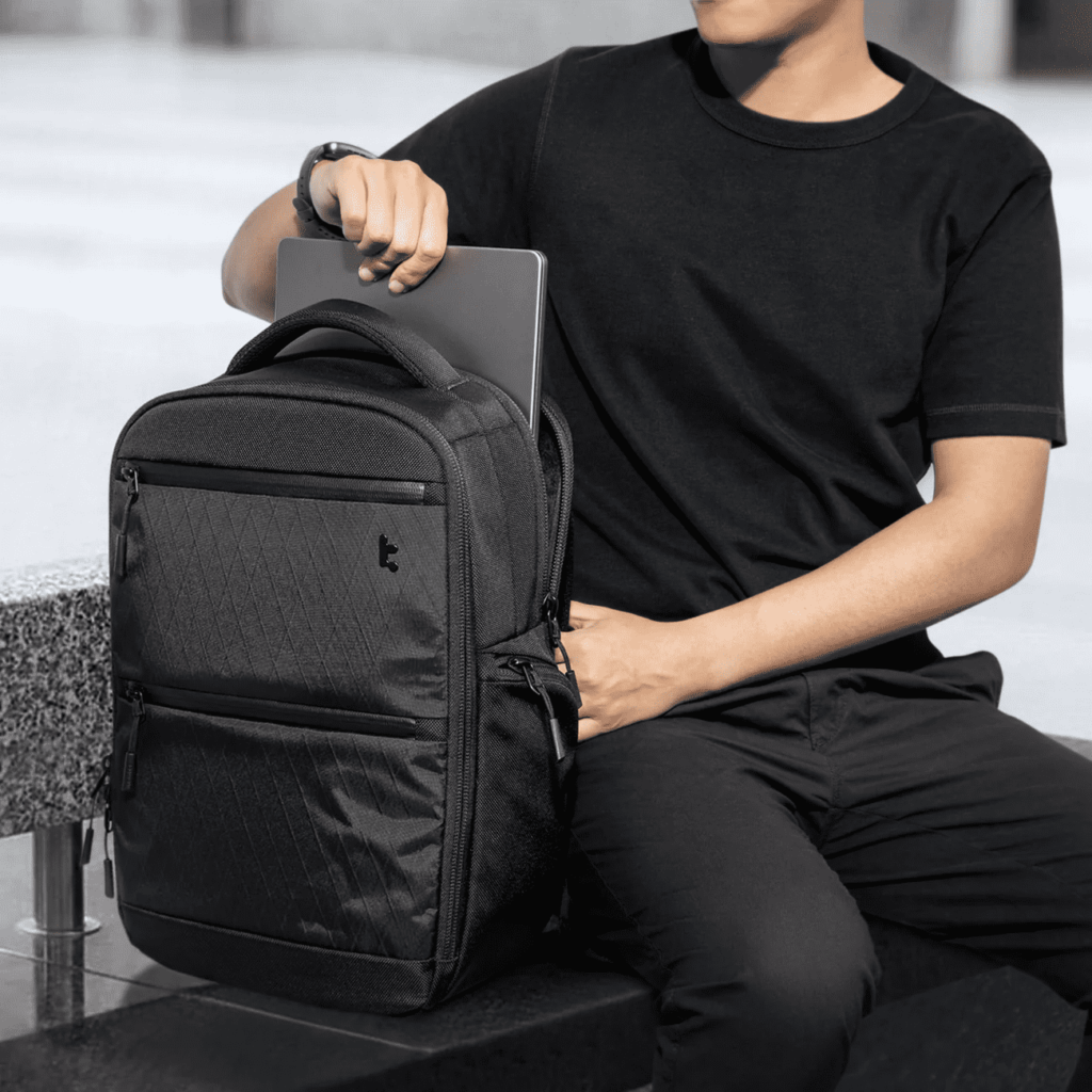 Rút laptop ra khỏi ngăn máy của balo