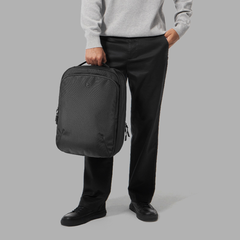 Cầm balo laptop bằng quai xách
